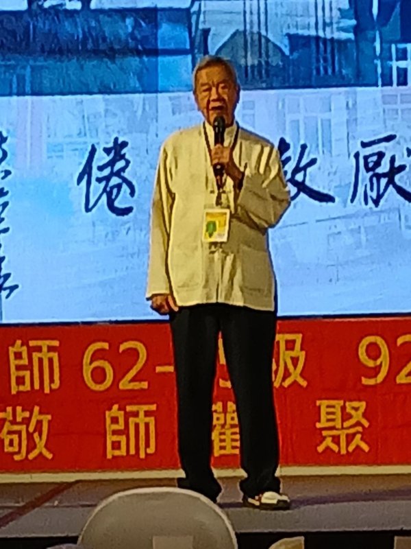 高齡90歲的屏師老校長陳漢強說明尊師重道的重要。