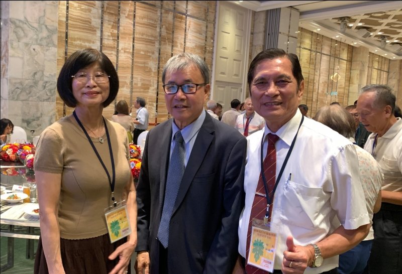 教育部長鄭英耀教師節特別贈送禮物給教師們。(記者陳雯萍攝)