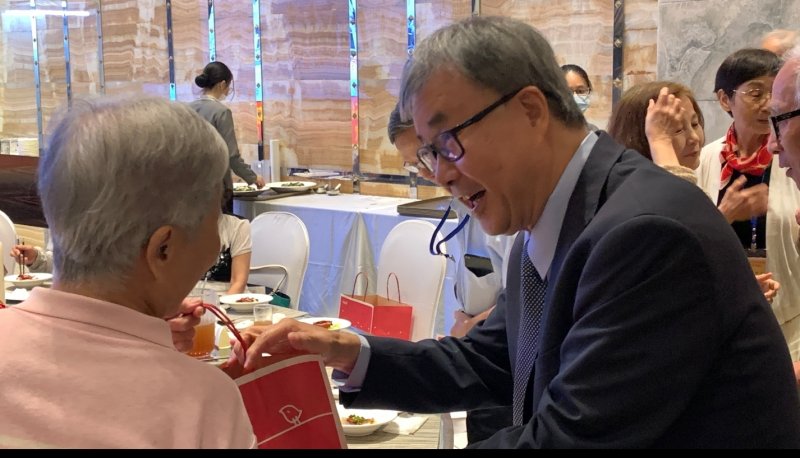 教育部長鄭英耀教師節特別贈送禮物給教師們。(記者陳雯萍攝)