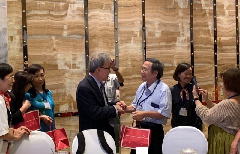 教育部長鄭英耀教師節特別贈送禮物給教師們。(記者陳雯萍攝)