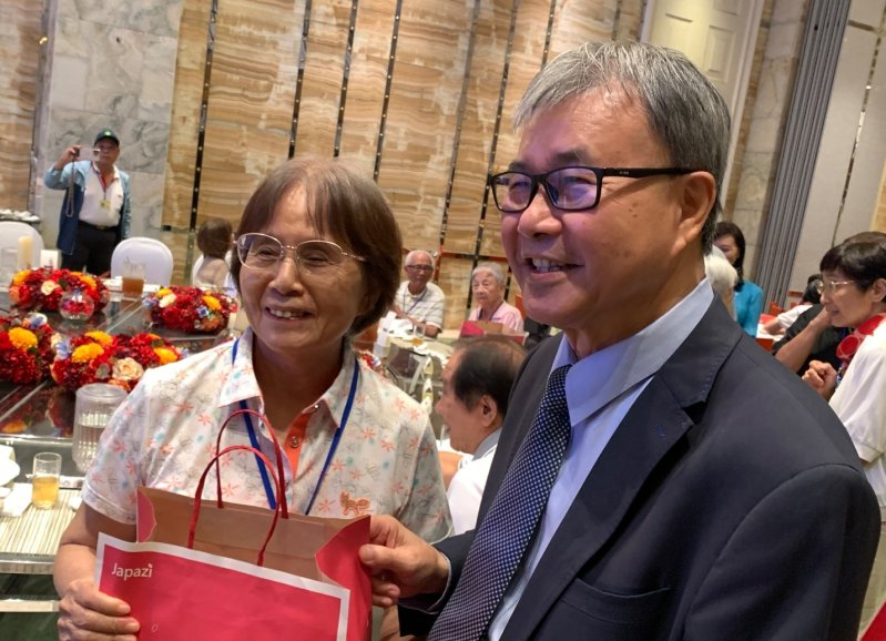 教育部長鄭英耀教師節特別贈送禮物給教師們。(記者陳雯萍攝)