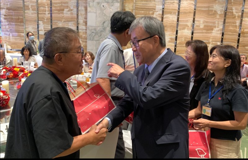 教育部長鄭英耀教師節特別贈送禮物給教師們。(記者陳雯萍攝)