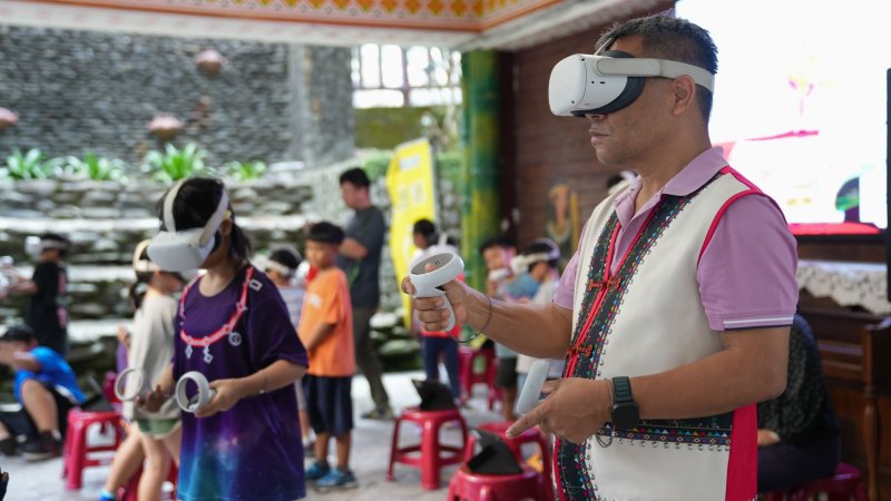 在桃源山林裡的建山國小，孩子們化身小小創作者，用VR技術打造布農族語雙語校園導覽，讓在地文化注入科技新活水。(教育局提供)