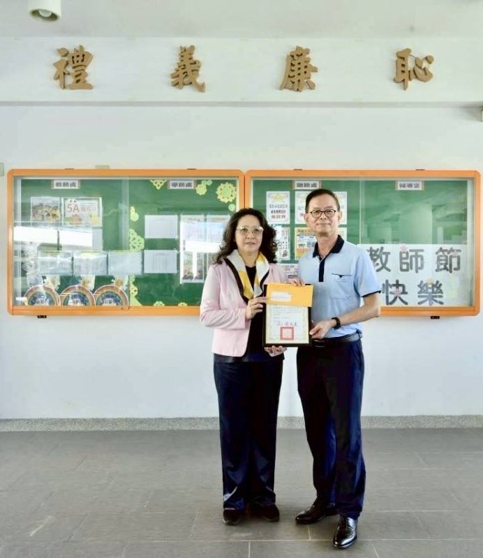 校長黃火炎（右）頒發感謝狀給傑出校友洪小淑（左），以感謝捐資掛牌禮義廉恥。