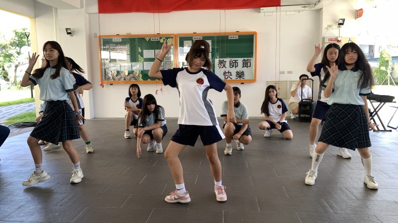 熱舞社學生勁力四射的舞蹈表演迎賓，展現青春與自信。(旗津國中提供)