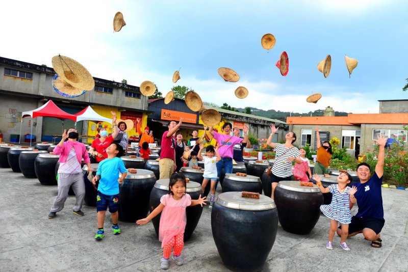 終點設於志斌豆瓣醬故事館，讓參與者親手體驗傳統製醬工藝並品嚐沁涼冰棒。（觀光局提供）