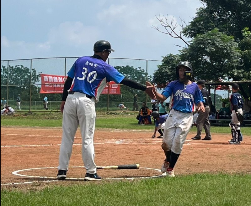 圖／拿下亞軍，美濃國小孩子們用汗水、淚水與笑容寫下屬於自己的棒球篇章！」（美濃國小提供）