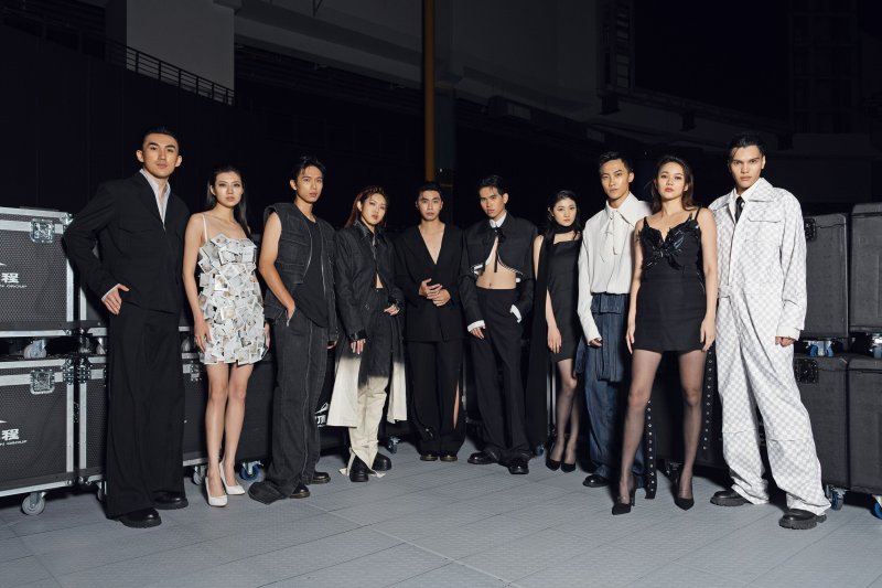 透過「高雄時尚大賞」的輔導與曝光，「SEIZEYES」作品廣受名人青睞，並已登上三金紅毯與國慶晚會等大型舞台。圖為品牌於2024年在台北大巨蛋國慶晚會作品。