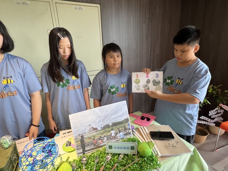 高雄市阿蓮區中路國小學童在高雄市四健會作業組競賽中，力壓全市16組勁敵，奪下冠軍榮耀。（中路國小提供）