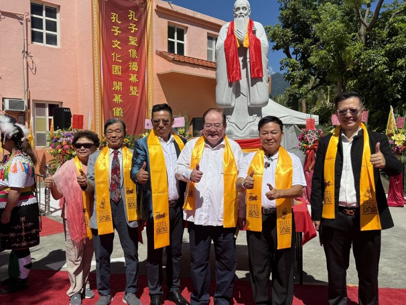 孔子聖像矗立池上，日暉文化園盛大揭幕。