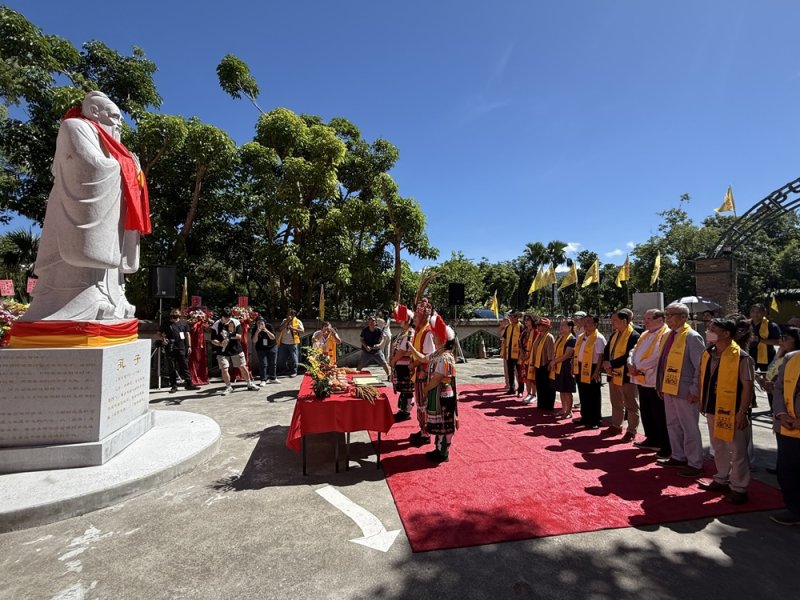 孔子聖像矗立池上，日暉文化園盛大揭幕。