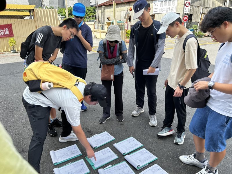 地理科老師設計野外實察課程供同學實戰演練。(雄中提供)