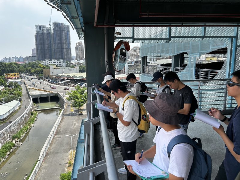 地理科老師設計野外實察課程供同學實戰演練。(雄中提供)