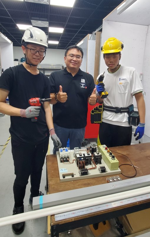 雄工電機科２位入選電氣裝配職類的國手，右起青少年組邱楷翔、電機科主任林進豐、青年組紀軍焱。(漾新聞記者／陳雯萍攝）