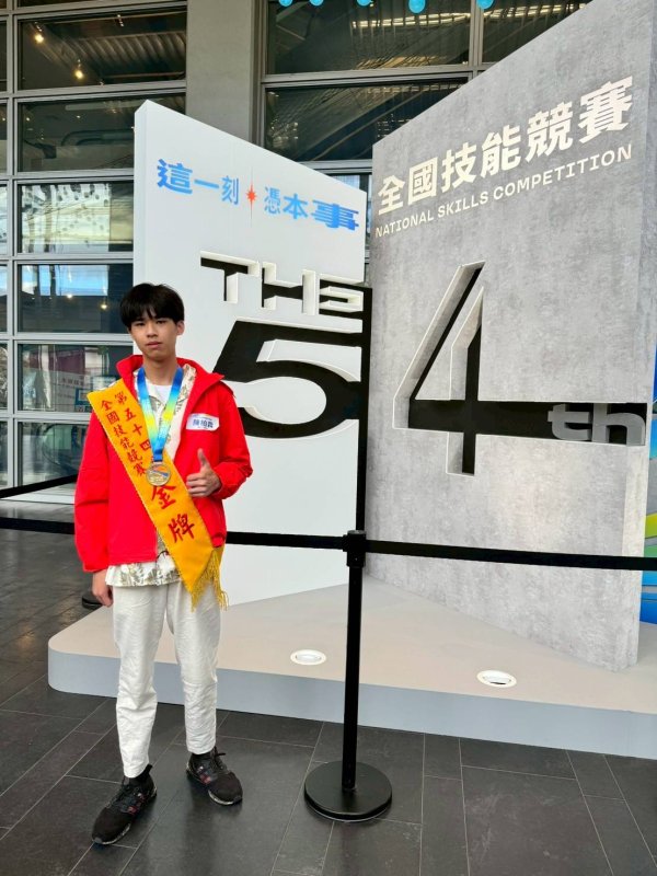 雄工電圖科的陳柏霖，拿下 第54屆全國技能競賽決賽青年組CAD機械設計製圖獲得金牌。（雄工提供）
