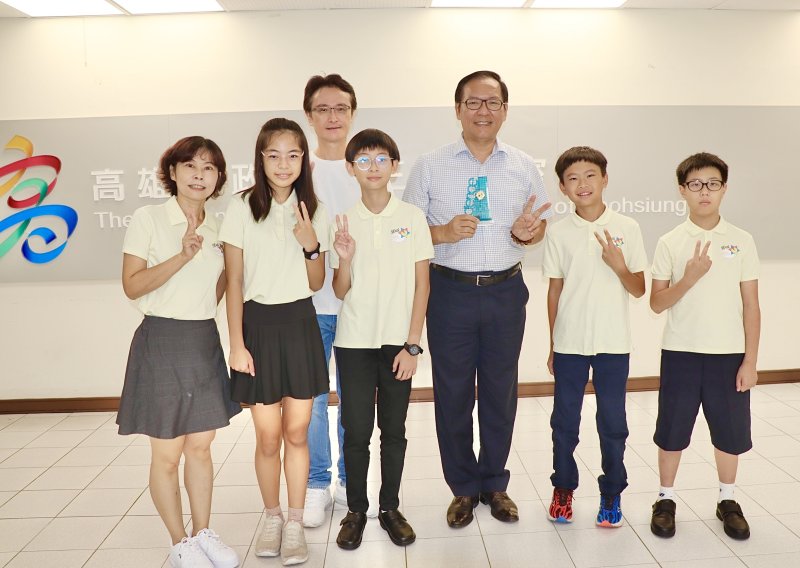 其中勝利國小勇奪全國科展國小組數學科第一名。校長李進士與得獎師生合影。（教育局提供）