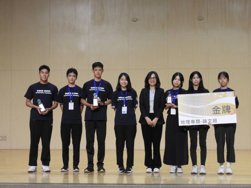 高師大副校長李昭蓉頒發論文組金牌獎給得獎選手，羅東高中、義大國際高中及林口康橋國際高中。（高師大提供）