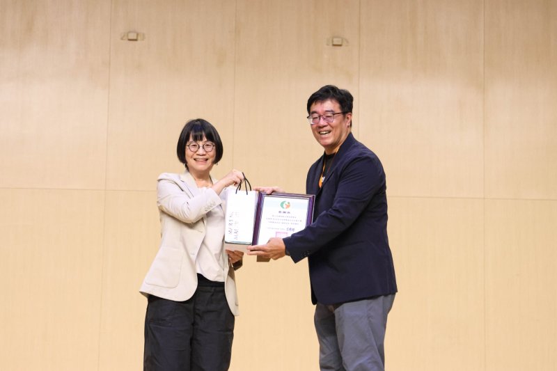 中華民國地理學會理事長宋郁玲(左)致贈感謝狀與禮品給高師大地理系。（高師大提供）