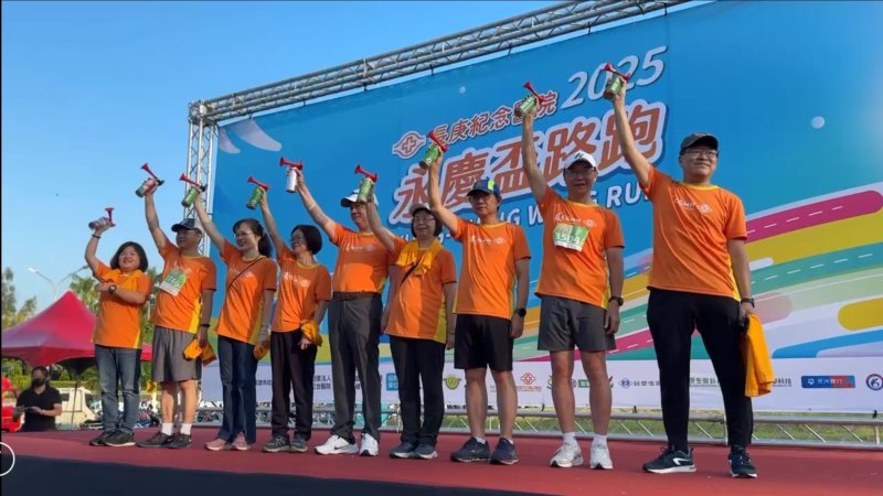 活動由議長康裕成、運動發展局侯尊堯局長、衛生局潘炤穎副局長、健保署高屏業務組林淑華組長、台塑公司郭文筆董事長及多位立委、議員齊聚，為選手加油打氣。（高雄長庚提供）
