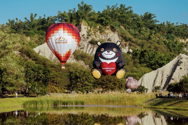 2025「高雄愛．月熱氣球」9月27日在田寮月世界隆重啟航，繽紛球體在惡地奇景襯托下緩緩升空，宛如在蒼穹中綻放的彩色花火，成為秋日最耀眼的觀光盛宴。（高雄市觀光局提供）