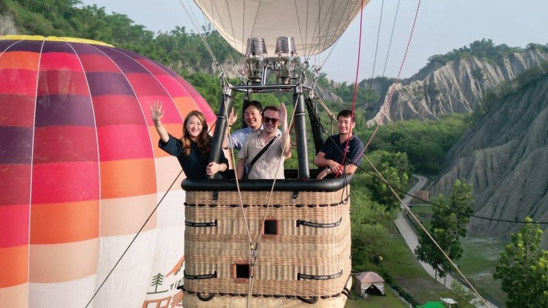 民眾開心登上熱氣球，欣賞田寮月世界的奇妙風光。（高雄市觀光局提供）