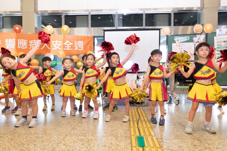 長庚幼兒園帶來活力可愛的表演。（高雄長庚提供）