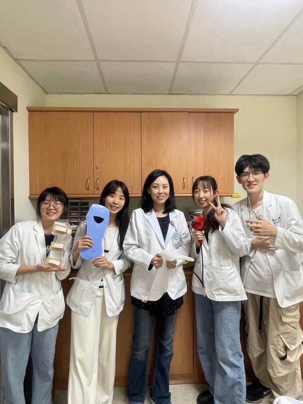高醫大職能治療學系臨床實習副木製作課程。(高醫大學提供) 高醫大職能治療學系臨床實習副木製作課程。(高醫大學提供)