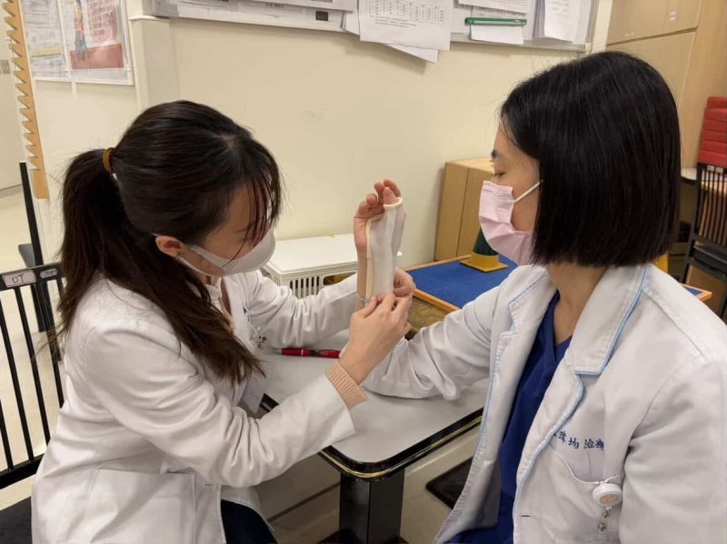 高醫大職能治療學系臨床實習副木製作課程。(高醫大學提供) 高醫大職能治療學系臨床實習副木製作課程。(高醫大學提供)