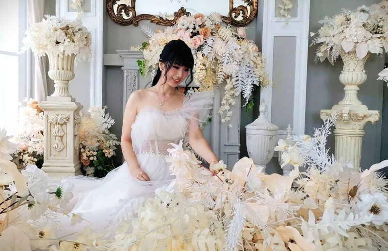 陳雪萍自10歲起即展現對音樂的濃厚熱情，多年來參與各類歌唱比賽與演出，舞台經驗豐富。