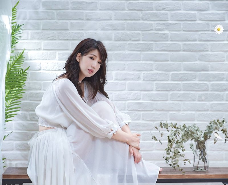 陳雪萍自10歲起即展現對音樂的濃厚熱情，多年來參與各類歌唱比賽與演出，舞台經驗豐富。