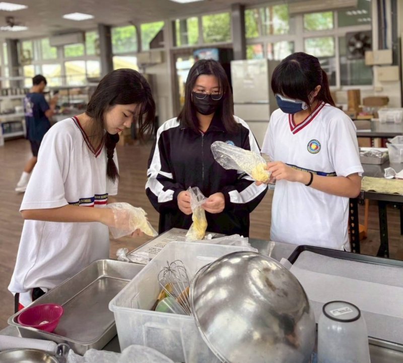 透過「做月餅送長輩」與「送蘋果進病房」的雙重行動，文山高中學生把中秋佳節的喜悅傳遞給獨居長者與住院病人。（文山高中提供）
