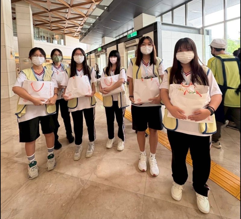 透過「做月餅送長輩」與「送蘋果進病房」的雙重行動，文山高中學生把中秋佳節的喜悅傳遞給獨居長者與住院病人。（文山高中提供）