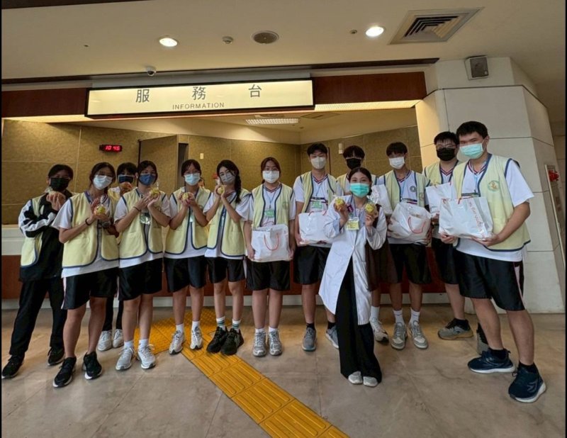 透過「做月餅送長輩」與「送蘋果進病房」的雙重行動，文山高中學生把中秋佳節的喜悅傳遞給獨居長者與住院病人。（文山高中提供）