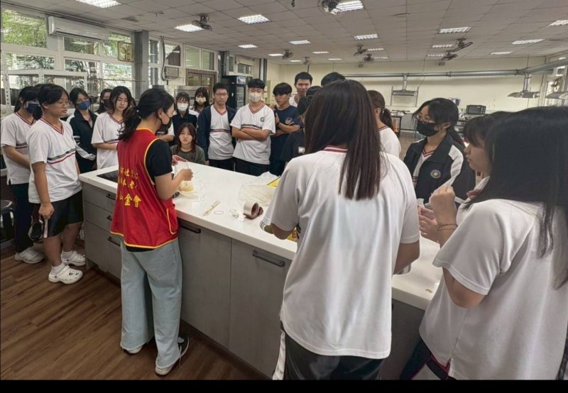 透過「做月餅送長輩」與「送蘋果進病房」的雙重行動，文山高中學生把中秋佳節的喜悅傳遞給獨居長者與住院病人。（文山高中提供）