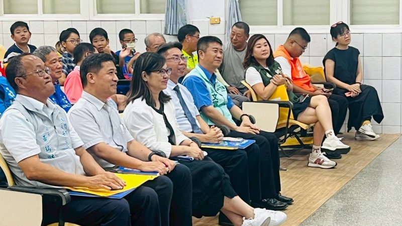 高市圖攜手永安學童出繪本！《守護藍海的王船爺》驚豔發表。高市圖館長李金鴦與永安國小校長李安世主持。（永安國小提供）