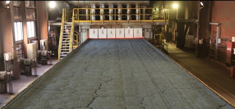 燒結工場設置一座每小時抽風量高達112萬標準立方米的巨型抽風機，被現場人員稱為「大風車」，是燒結製程最為核心的重要設備。(中鋼提供)