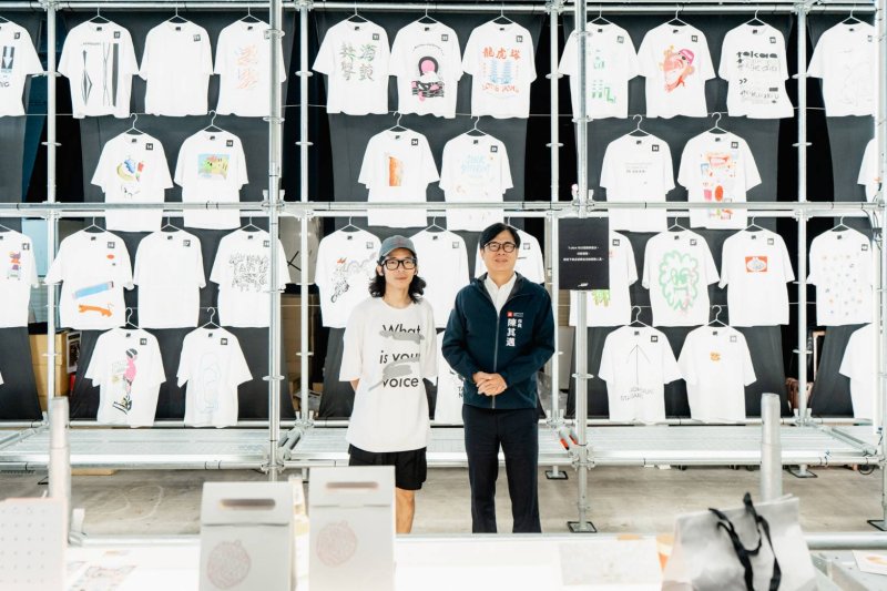 .市長陳其邁與策展人林唯哲一起逛展場潮流賣店。