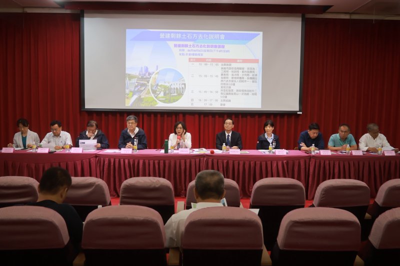 高雄市議會今（2）日召開「營建剩餘土方去化說明會」，由議長康裕成主持。（高雄市議會提供）