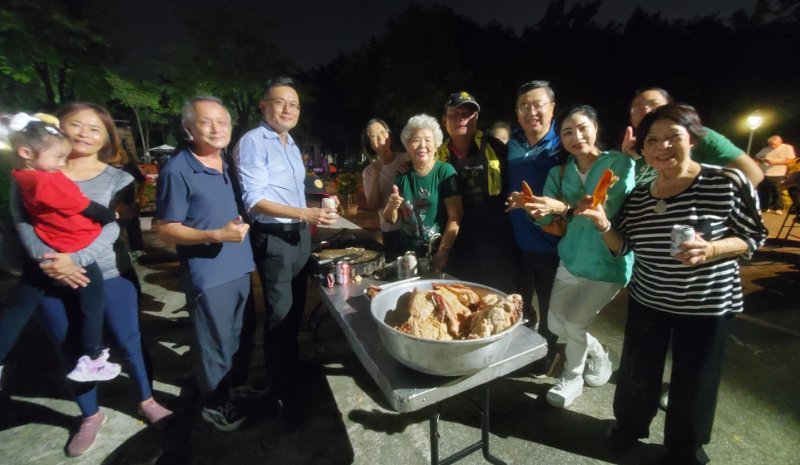 高雄榮家中秋烤肉聯歡，陳西坤顧問（左）為長輩們獻上贊助金，並與長輩同樂。右為榮家主任郭豫臨。（漾新聞記者／陳雯萍攝）