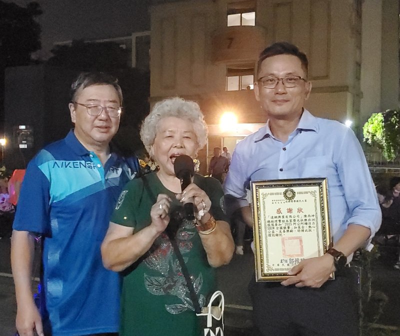 左起榮家主任郭豫臨、千歲團90歲團長、達綱興業總經理陳西坤顧問，在頒獎致詞。（漾新聞記者／陳雯萍攝）