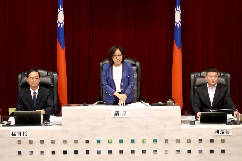 高雄市議會第四屆第六次定期大會今（3）日上午揭開序幕，議長康裕成主持。（記者陳雯萍翻攝）