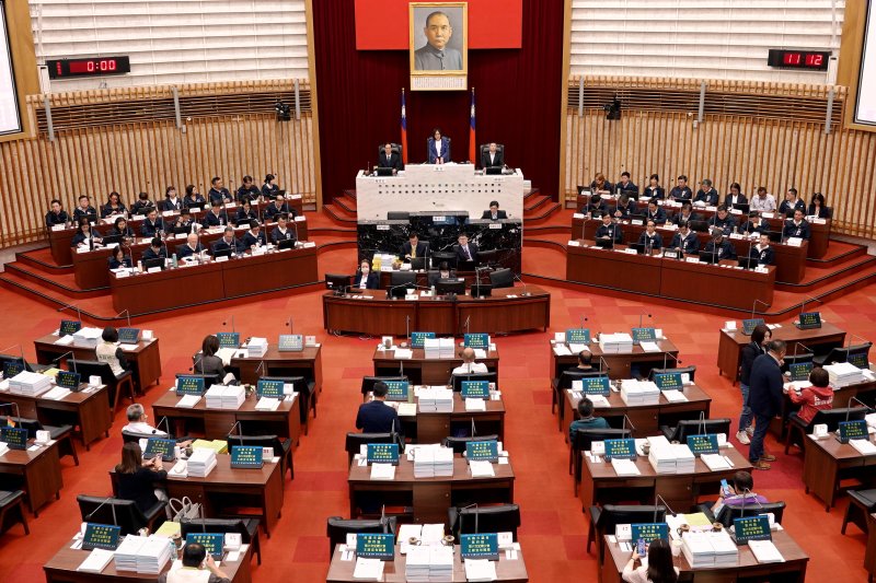 高雄市議會第四屆第六次定期大會今（3）日上午揭開序幕，議長康裕成主持。（記者陳雯萍翻攝）