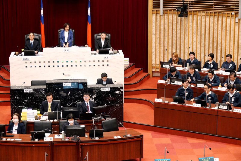 高雄市議會第四屆第六次定期大會今（3）日上午揭開序幕，議長康裕成主持。（記者陳雯萍翻攝）