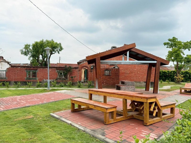 建築系學生作品《鳳凰花開的入口（聚陌之隅）》，榮獲「2025年臺南築角創意營造計畫」最高榮譽金獎。（高雄大學提供）