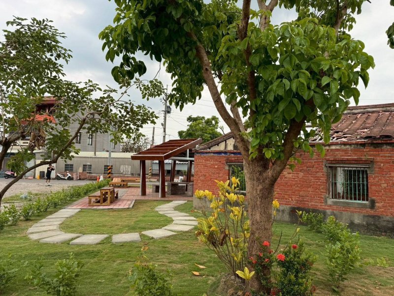 建築系學生作品《鳳凰花開的入口（聚陌之隅）》，榮獲「2025年臺南築角創意營造計畫」最高榮譽金獎。（高雄大學提供）