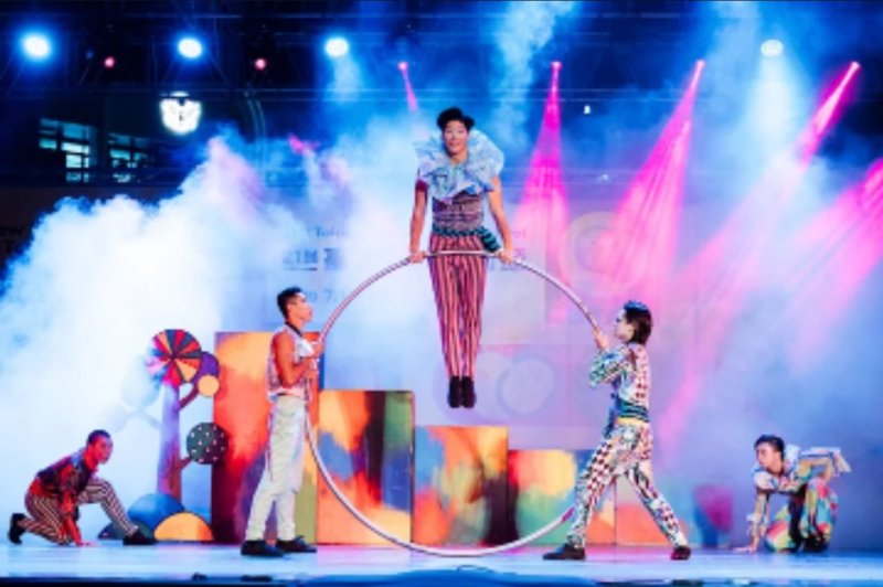 三頂巨型馬戲篷高雄升空，亞洲最大馬戲節震撼登場。（文化局提供）