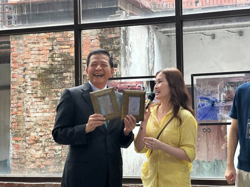 策展人余佩珊女士致贈創作油畫。