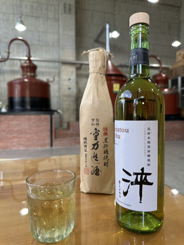 國立高雄餐旅大學副教授、釀酒師陳千浩攜手農村酒莊推出的《淬》黑砂糖燒酎，在2025年布魯塞爾世界烈酒大賽中，榮獲金牌。（高餐大提供）