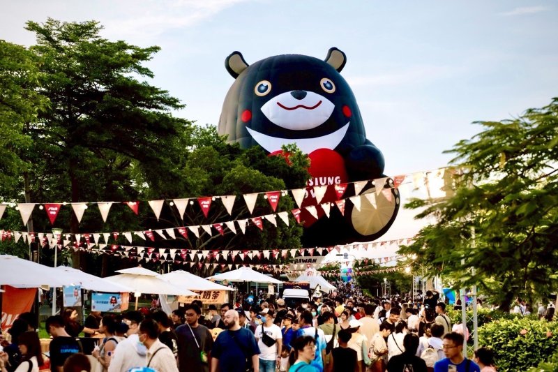 雙十連假愛河再升空，「高雄熊」熱氣球浪漫登場。