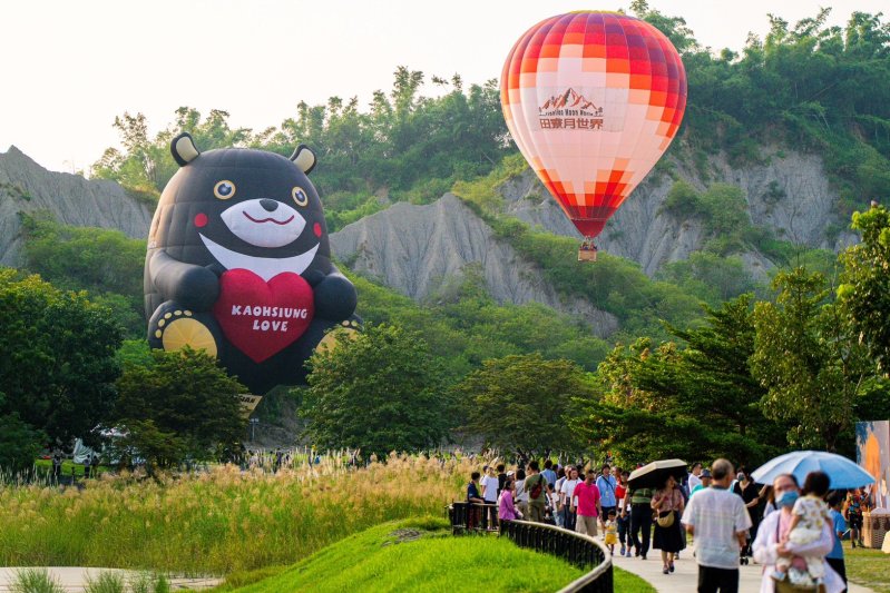 雙十連假愛河再升空，「高雄熊」熱氣球浪漫登場。